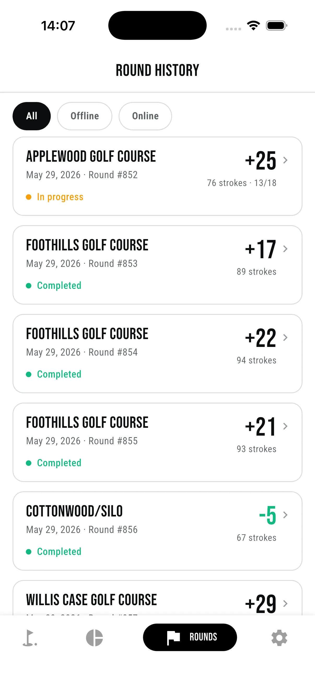 Round history: each round with its course, date, score to par and strokes, filtered by all, offline or online